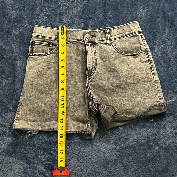 Express Gray Distressed Shortie Mid Rise Size 6 Shorts - Picture 4 of 5